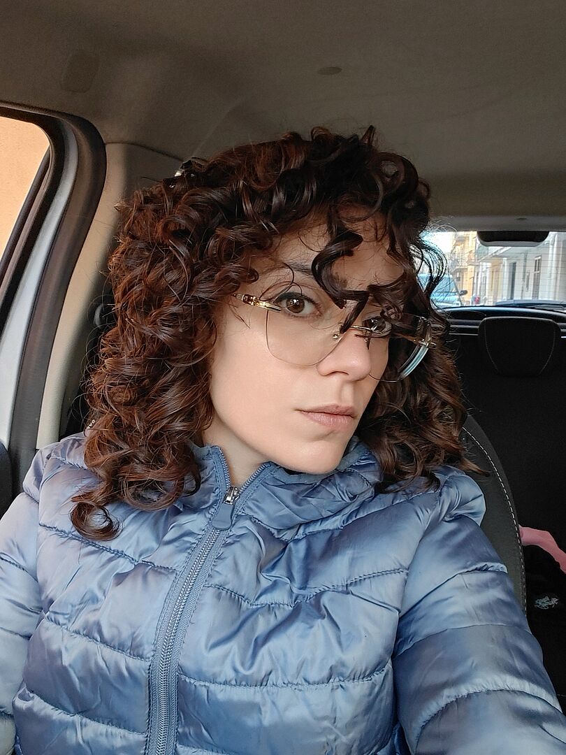 Cabello ondulado feliz